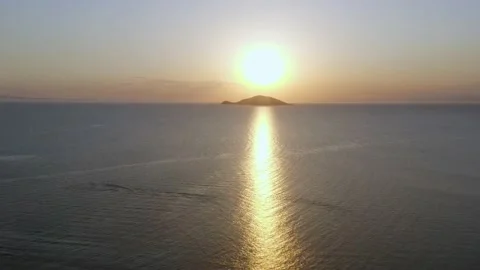 Panning view sun setting at sea horizon. Stock Footage 133388631
