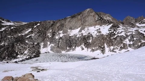 Panning views from Silver Pass of granite mountains and snow Stockbeeldmateriaal 121504055