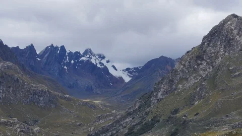 Panning On white mountain range, Callejon de Huaylas, Perù Huaraz Stock Footage 106459303