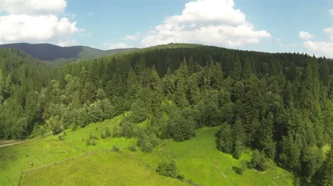 Panorama of  beautiful  small mountain district. Aerial  Vidéo 43074571