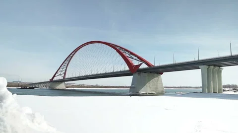 The panorama of the Bugrinsky Bridge in winter Vídeos de archivo 53313572