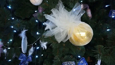 Panorama of the Christmas tree from right to left Vídeos de archivo 100279358