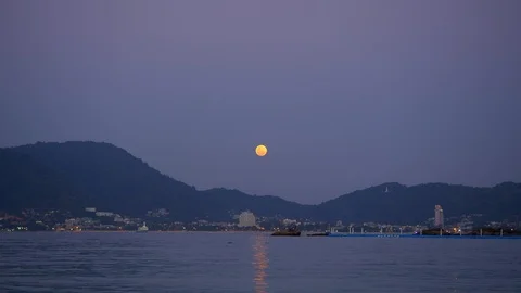 Panorama of a city from beach with small waves and calm sea with hills Video stock 114919796