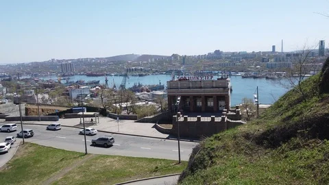 Panorama of the cityscape overlooking the circular square. Vídeo Stock 112774186