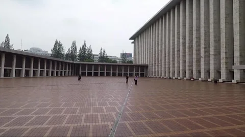 Panorama Inside Istiqlal Mosque Inner Courtyard, Jakarta, Java, Indonesia Vídeos de archivo 314190920