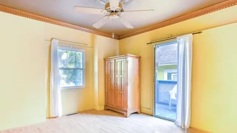 Panorama Interior of empty master bedroom in bright sunny San Diego home Foto stock