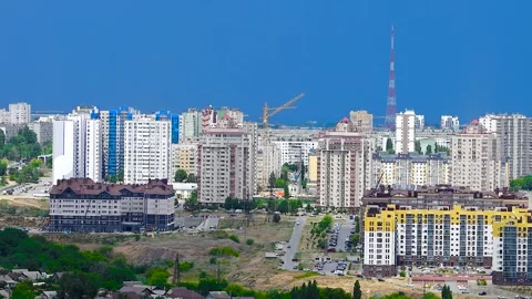 A panorama of a large developing city with diverse architecture. 库存影片 340896644