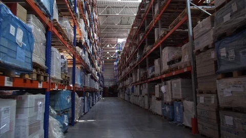 Panorama of the logistics warehouse. The passage of the camera along the high Vídeo Stock 111767985