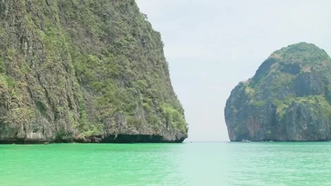Panorama of Maya Bay beach on Phi Phi Le Island Video stock 304743534