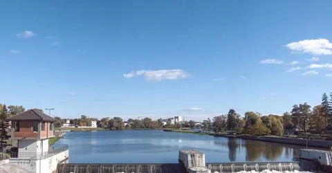 Panorama of Odra river capturing lock in city of Opole Foto stock