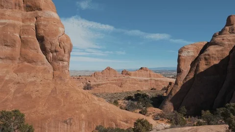 Panorama Of Orange Rock Formations Of Cliffs And Monuments In Park Arches 스톡 동영상 121835495
