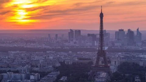 Panorama of Paris at sunset timelapse. Eiffel tower view from montparnasse bu Fotos de archivo