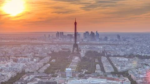 Panorama of Paris at sunset timelapse. Eiffel tower aerial view from observat Foto stock
