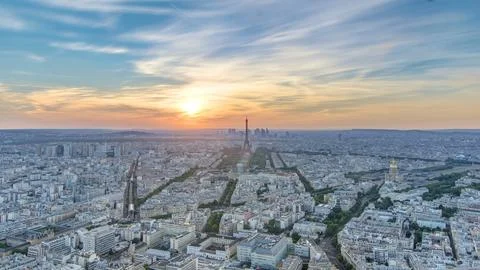 Panorama of Paris at sunset timelapse. Eiffel tower aerial view from observat Foto stock