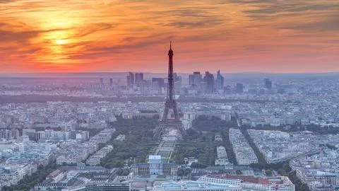 Panorama of Paris at sunset timelapse. Eiffel tower view from montparnasse .. Foto stock