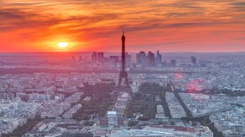 Panorama of Paris at sunset timelapse. Eiffel tower aerial view from observat Foto stock