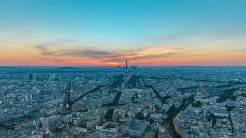 Panorama of Paris at sunset timelapse. Eiffel tower aerial view from observat Foto stock