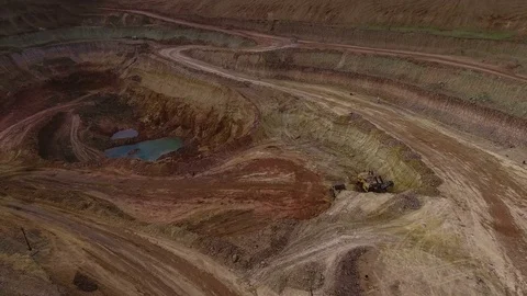 Panorama of the quarry. Artificial lake. Sunset. Barkhan sands. Development of Vidéo 75374356