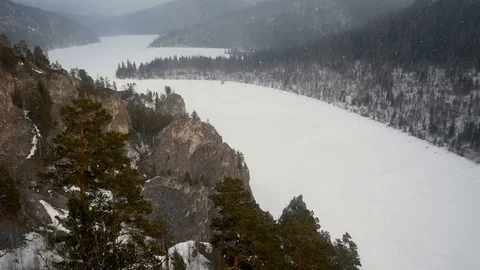 Panorama of the river in the mountains in winter, view from top 動画素材 120698822