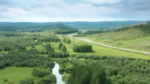Panorama shot over terrain with a river. Vidéo 112096091