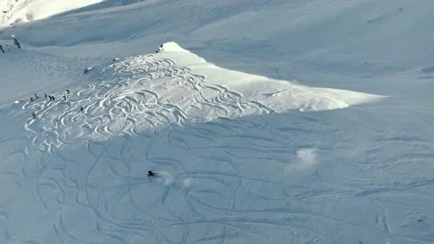Panorama skiing of professionals in  mountains 库存影片 236931500