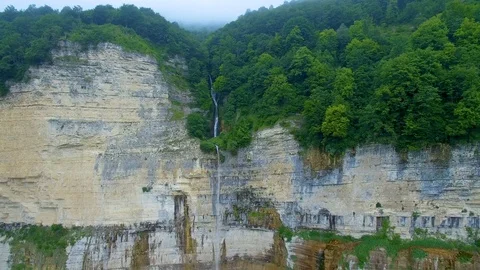 Panorama of thin Okatse waterfall on stone wall 스톡 동영상 95098075