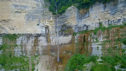 Panorama of thin Okatse waterfall on stone wall drone view Vidéo 95098090