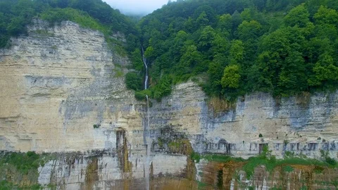 Panorama of thin waterfall on stone wall drone view 스톡 동영상 95098094