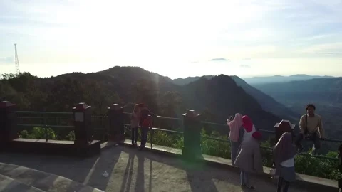 Panorama of Tourist posing in front of Mount Bromo, Java, Indonesia Stockbeeldmateriaal 131152311