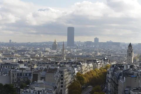 Panorama, view, from Arc de Triomphe, behind Tour Montparnasse tower, Paris Foto stock