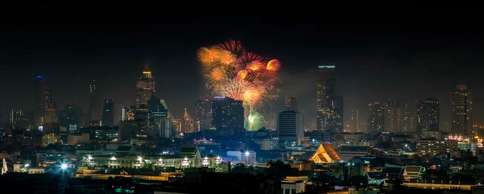 Panorama view of beautiful firework explosion over bangkok city skyscraper Stock-Fotos