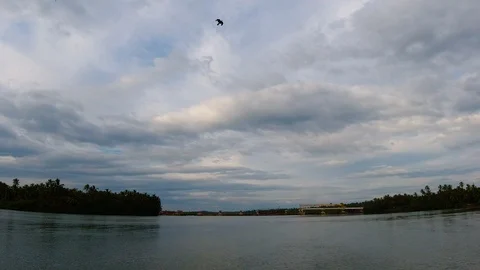 Panorama   view of a huge river on an evening in a town in India Vídeos de archivo 122573043