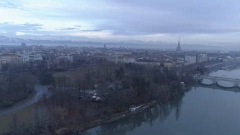 Panorama view of the river and bridge in the city of Torino Video stock 125336738