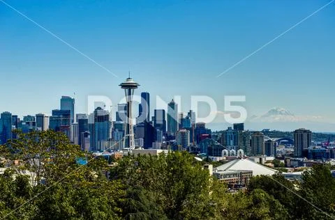 Panorama View towards Space Needle with Mount Rainier in Backgro Stock Photos