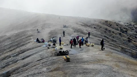 Panorama Of Visitors On Mount Ijen Видео 345155805