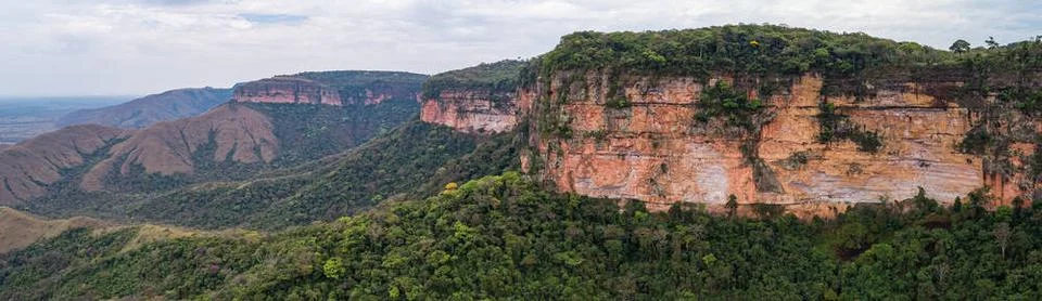 Panoramablick auf Tafelberge und Vorgebirge, Chapada dos Guimarães, Brasil.. Stock Photos