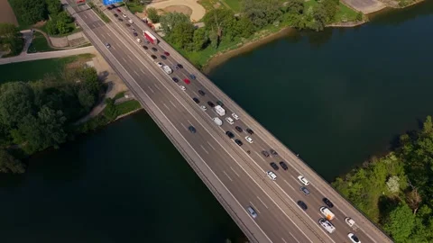 Panoramablick aus der Luft auf die A9 Donaubruecke zeigt lange Reihen von Autos Vidéo 334681154