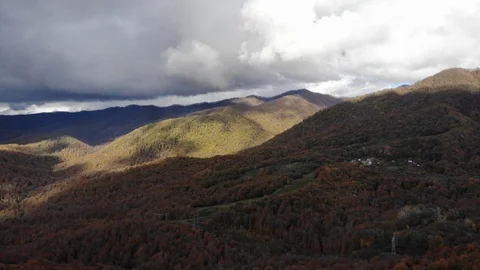 Panoramic 4K video of a stunning mountain in the colors of Autumn. Great smoky Stock Footage 98676983
