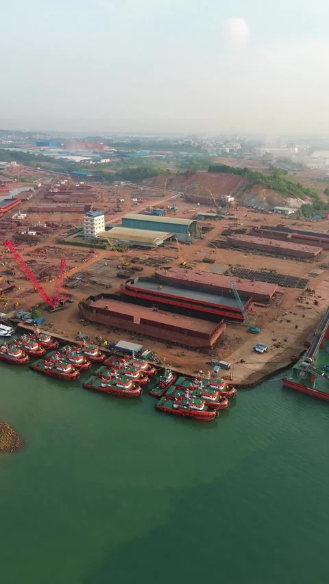 Panoramic aerial display of a large-scale maritime industrial zone for exte.. Video stock 337281647