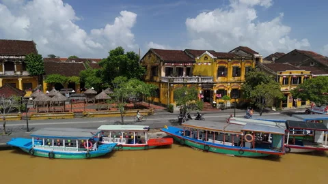 Panoramic aerial drone view of Hoi An Ancient town with boat tour in evening 스톡 동영상 289220271