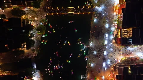 Panoramic aerial drone view of Hoi An Ancient town with boat tour in evening 스톡 동영상 308957107