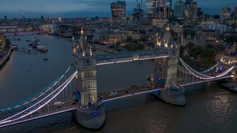 Panoramic aerial hyperlapse view of the illuminated Tower Bridge in London 스톡 동영상 262069409