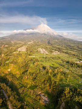 Panoramic Aerial Landscape of Mount Merapi Volcano at sunset Yogyakarta, In.. Foto stock