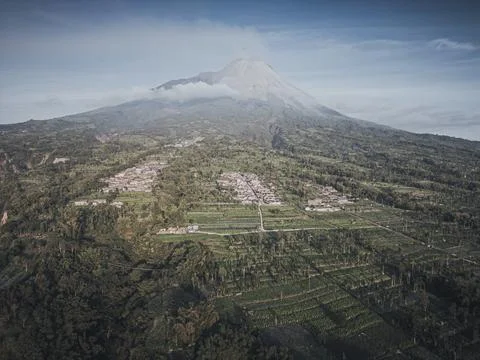 Panoramic Aerial Landscape of Mount Merapi Volcano at sunset Yogyakarta, In.. Foto stock