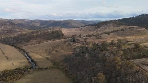 Panoramic aerial over a river valley and homestead in Buckland, Tasmania. Vídeo Stock 332542332
