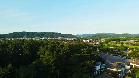 Panoramic aerial overlooking the historic Daereungwon tomb complex in Gyeongju Vídeo Stock 345004358