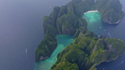 Panoramic aerial of Phi Phi Lee, Maya Bay beach and Phi Leh lagoon Stock Footage 303358334