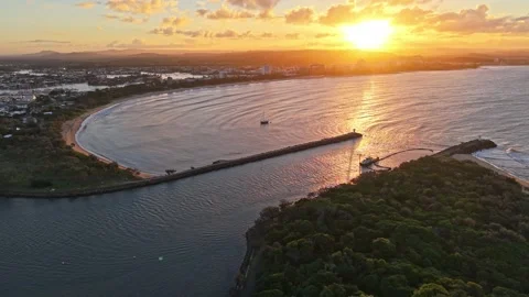Panoramic aerial sunrise over Mooloolaba River mouth and coastline, Sunshin.. Stock-Footage 333445406