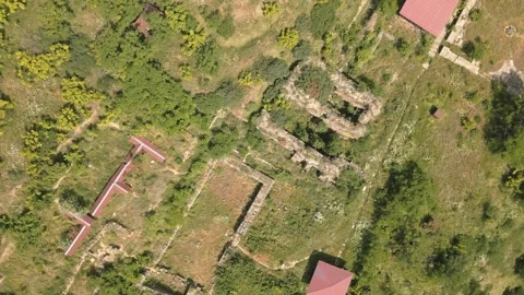 Panoramic aerial top down view of Armaziskhevi ruins with Mtskheta town, Sv.. Vídeos de archivo 311220798