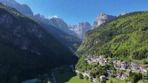 Panoramic Aerial View of Alpine Lake Beach and Rugged Peaks Vídeo Stock 337526301